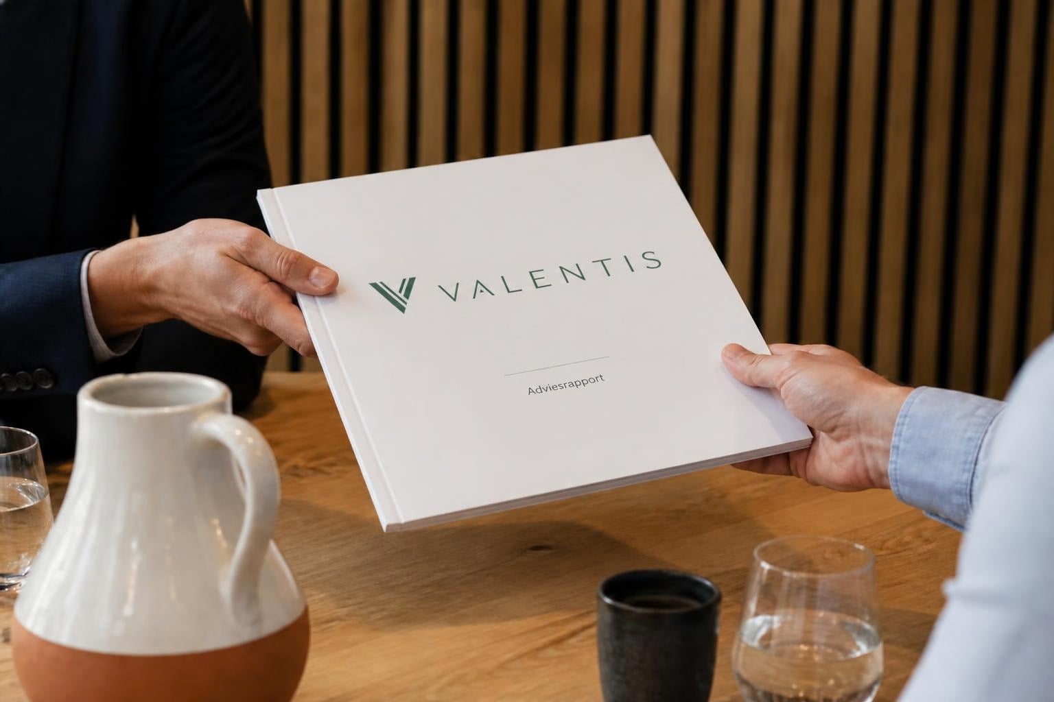 Het Valentis Adviesrapport wordt over tafel aangereikt