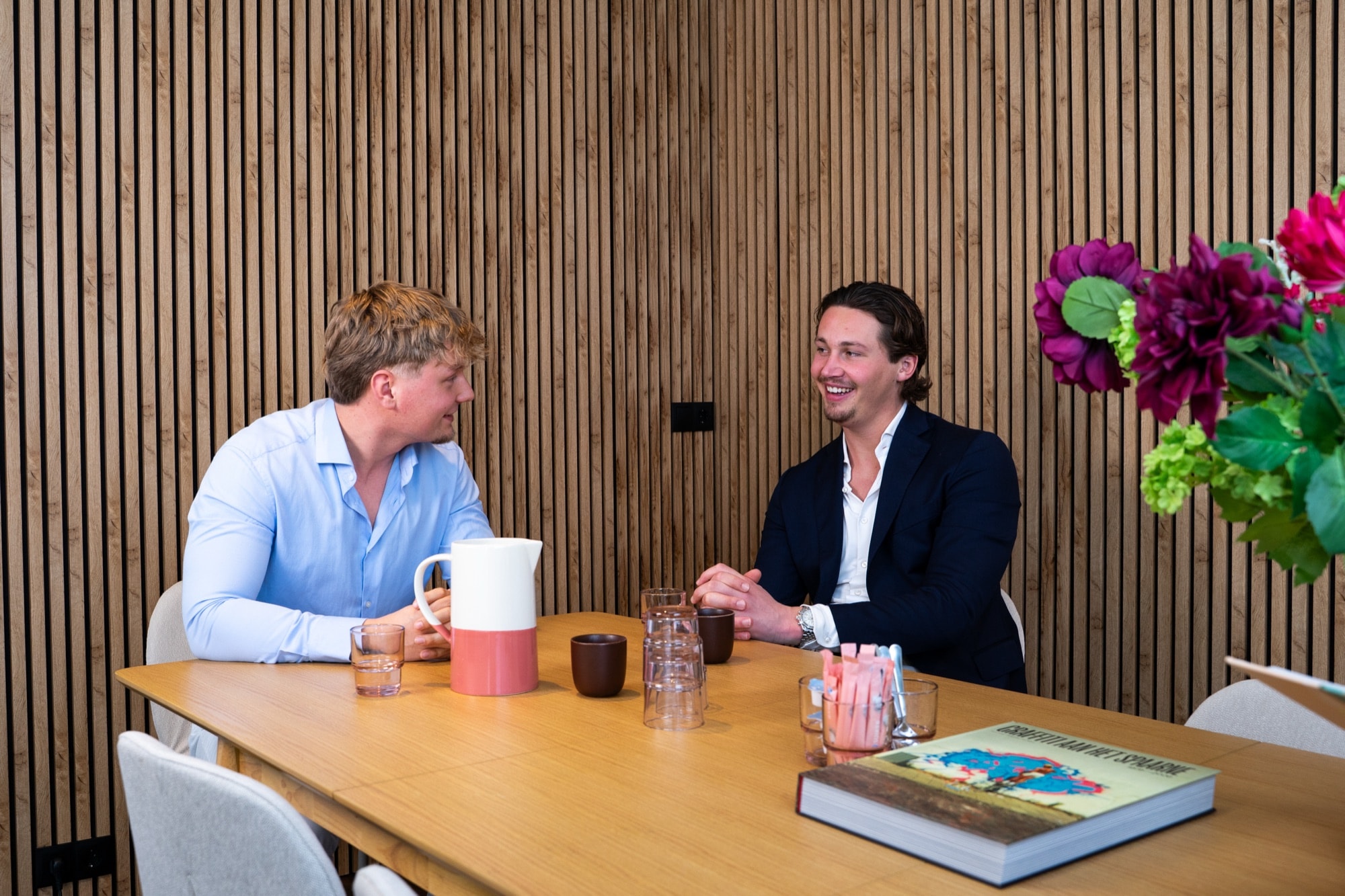 Abe en Binck in gesprek aan de vergadertafel